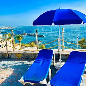 https://first-line-seaview-apartment.adeje-hotels.com
